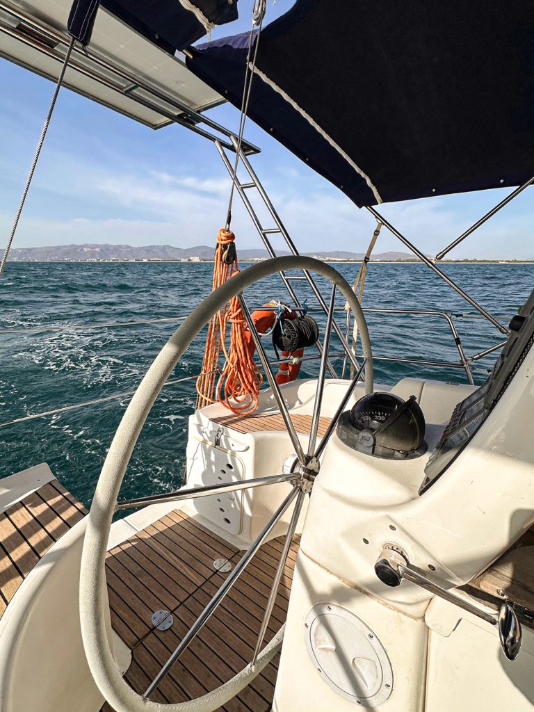 salidas navegar barcelona bavaria 37 cruiser