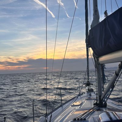 bavaria 37 cruiser alquiler atardecer